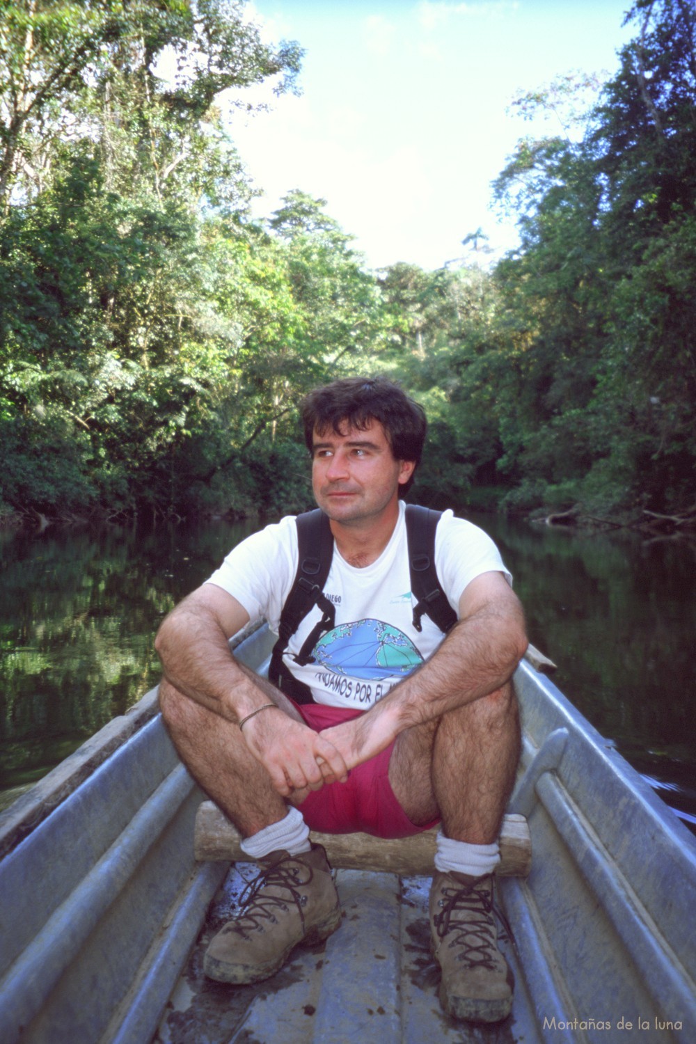 Joaquín en la canoa por el Río Yuquipa